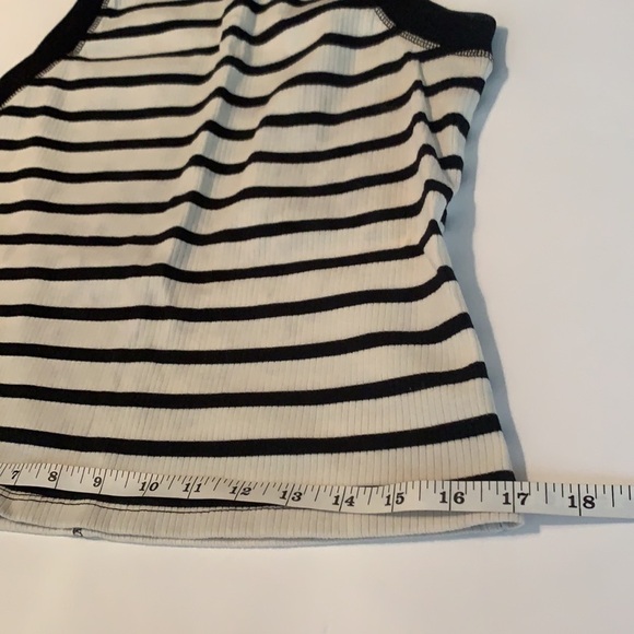 Who What Wear sleeveless top with button detail - Picture 10 of 10